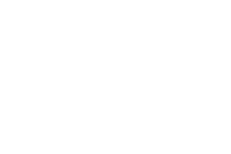 Drei Personen stehen nebeneinander, dabei sind ein Erwachsener und zwei Kinder erkennbar.